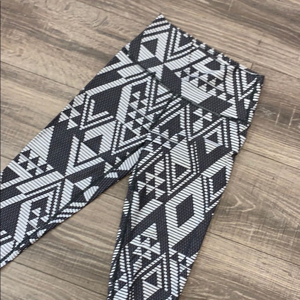Aerie Abstract Print Black & White Pattern Leggings Size Medium
